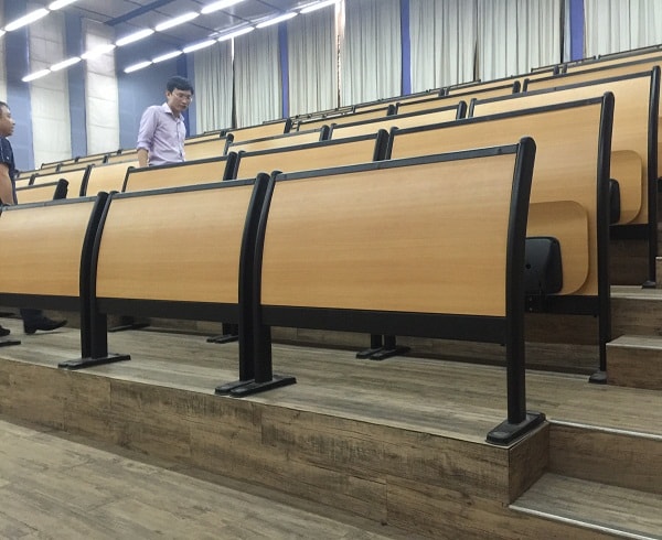 Ghế được lắp trong hội trường đại học Thăng Long là dòng ghế cao cấp, phù hợp với không gian học tập hiện đại