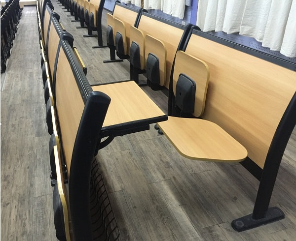 Ghế còn được lắp bàn ở phía sau cho người ngồi sau sử dụng