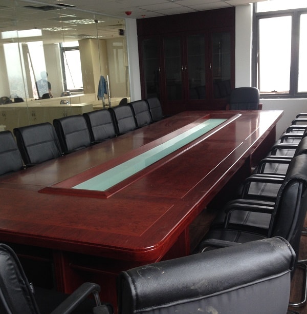 Phòng họp là sự kết hợp hoàn hảo giữa bàn họp oval và ghế ngồi cao cấp