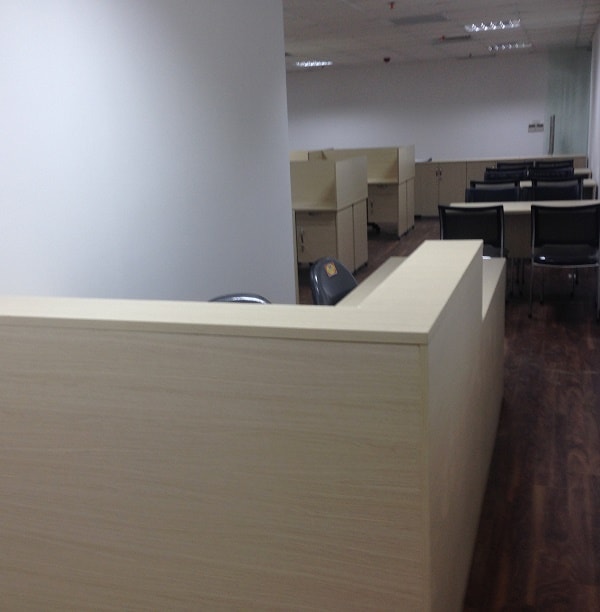 Văn phòng được lắp đặt thêm bàn phụ dành cho nhân viên