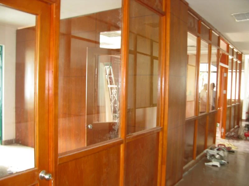 ;Vách Vách ngăn kính dài giúp không gian thêm phần thông thoáng, lịch sự