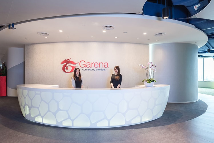 Hành lang rộng rãi của văn phòng làm việc Garena